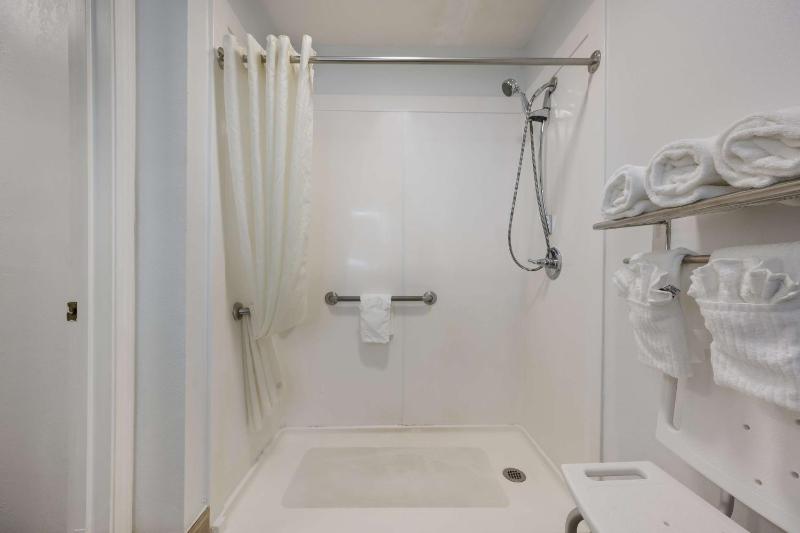 King Room with Roll-In Shower - Disability Access image 3
