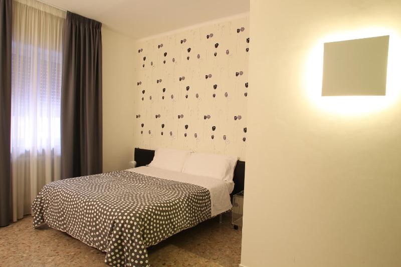 Double or Twin Room image 3