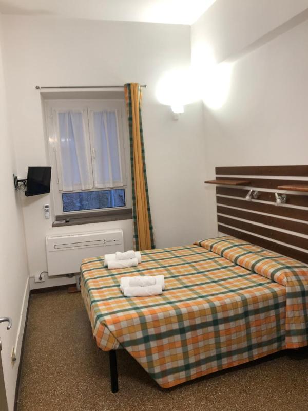 Large Quadruple Room image 4