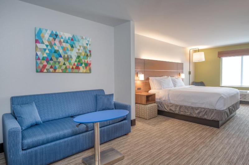 King Suite with Sofa Bed image 4