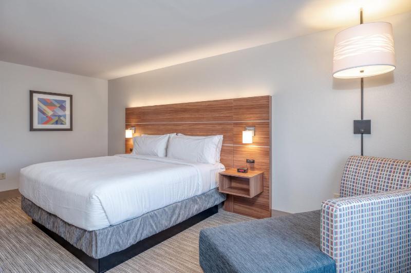 Standard King Room image 3