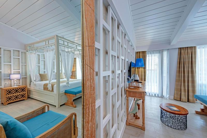 Deluxe Double Room with Side Sea View image 4