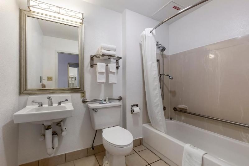 King Room with Tub - Disability Access/Non Smoking image 4