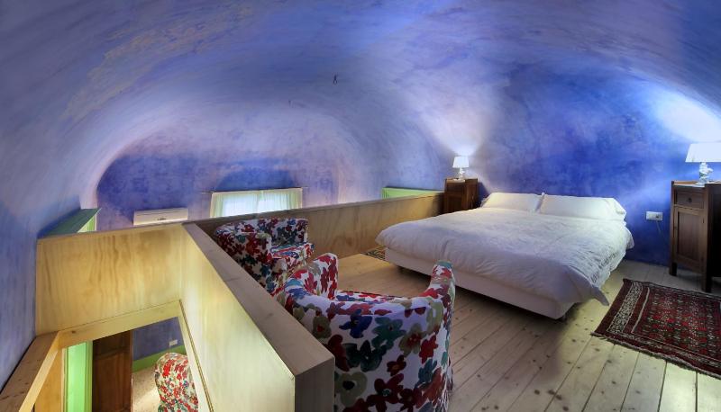 Large One-Bedroom Apartment - Split Level Blu image 1