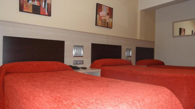Twin Room with Extra Bed image 3