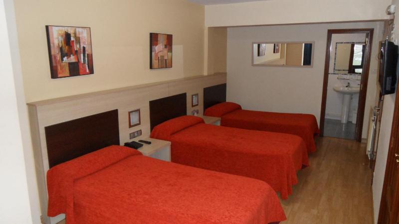 Twin Room with Extra Bed image 2