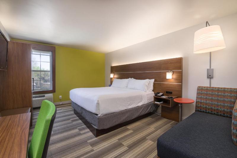 Standard King Room image 4