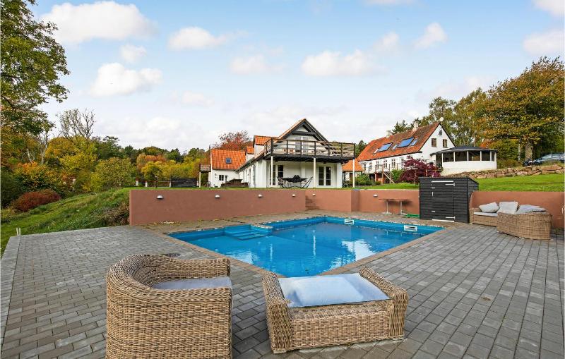 6 Bedroom Cozy Home In Gudhjem Images