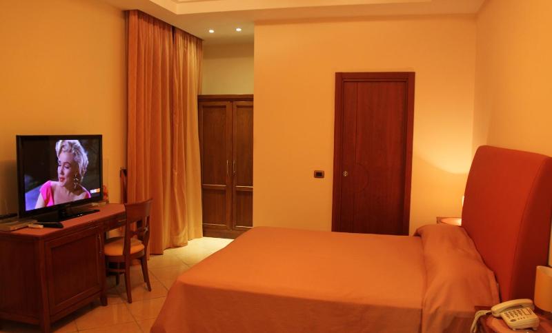 Economy Quadruple Room image 1