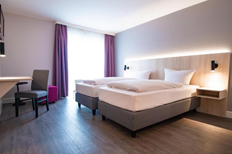 Standard Twin Room image 1