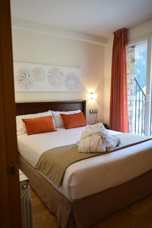 Suite with Spa Access (2 Adults and 3 Children) image 1