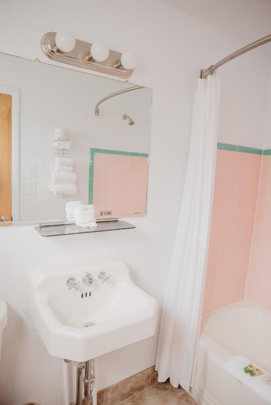 Standard Queen Room image 2
