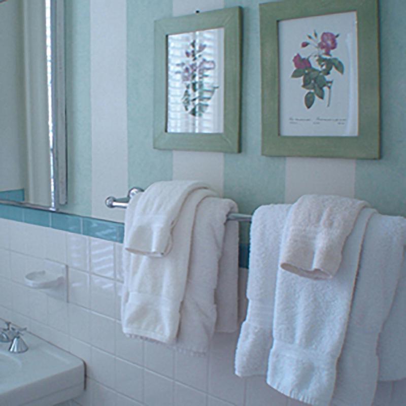 Deluxe Queen Room- Walk Up image 3