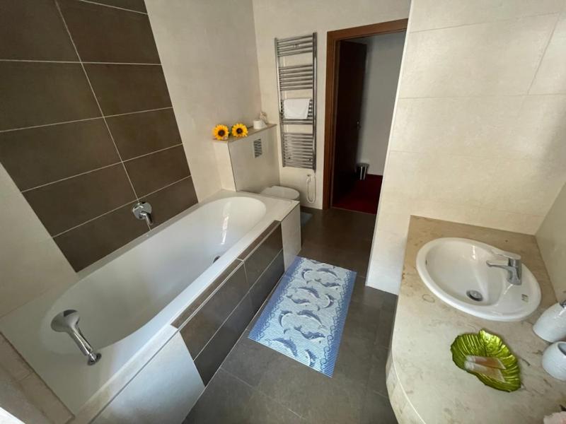 Deluxe Double Room image 4