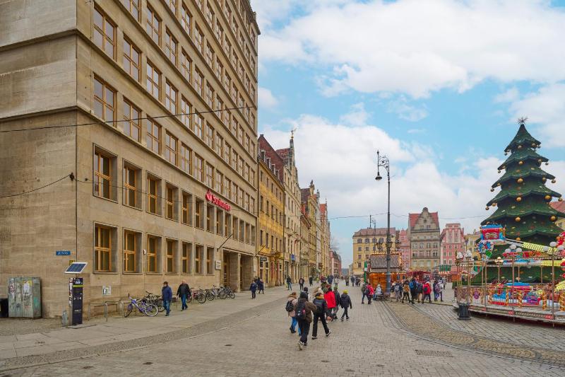 The Market Square Siedmiu Elektorów Apartment by Noclegi Renters - image 16