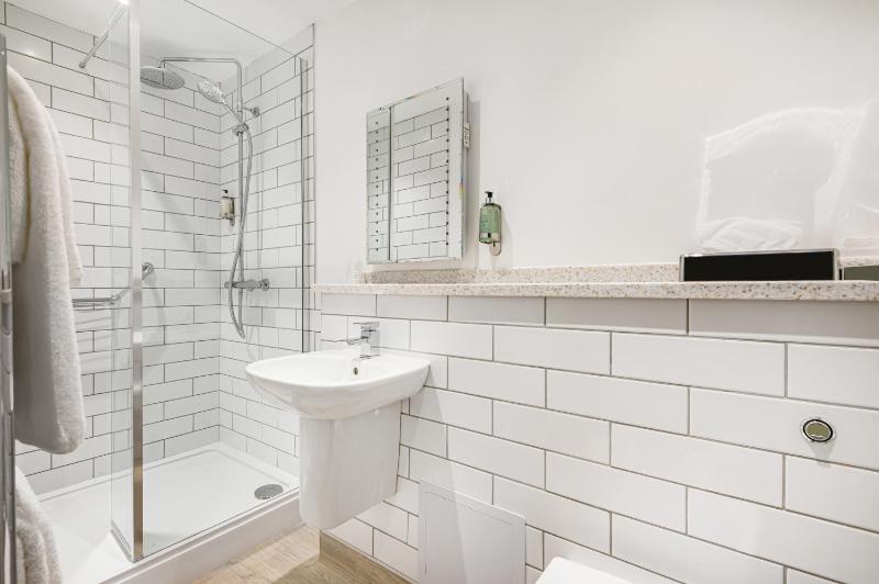 Small Double Room image 1