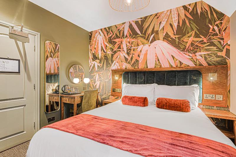 Small Double Room image 2