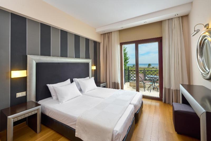 Double Room with Sea View image 4