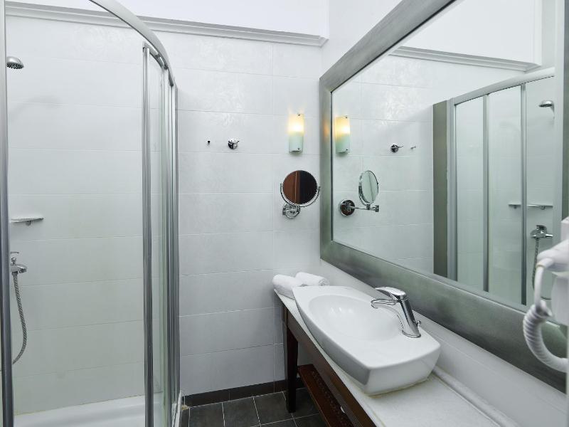 Double Room with Sea View image 3