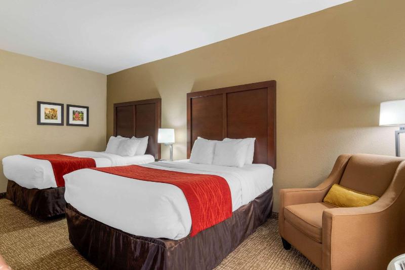 Quadruple Room with Two Queen Beds - Non Smoking image 4
