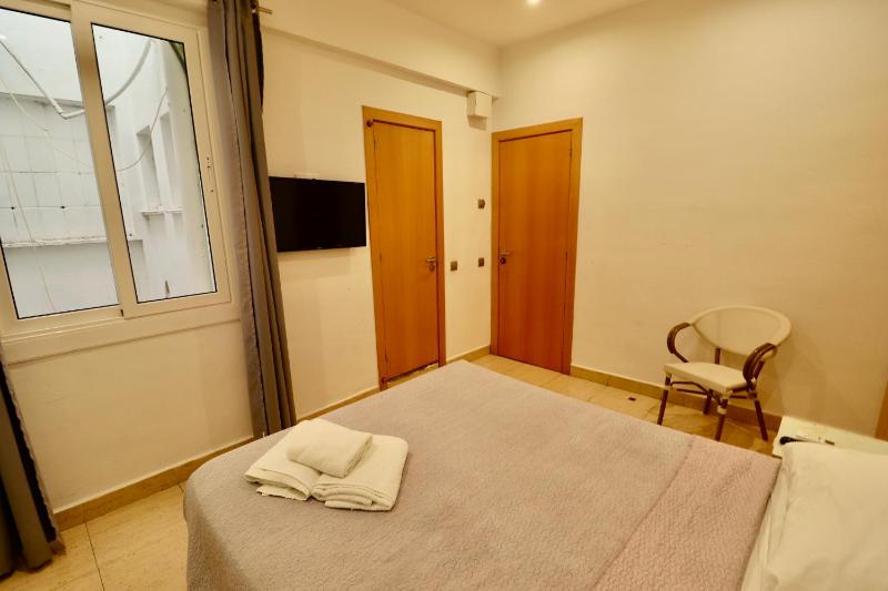 Double Room image 4