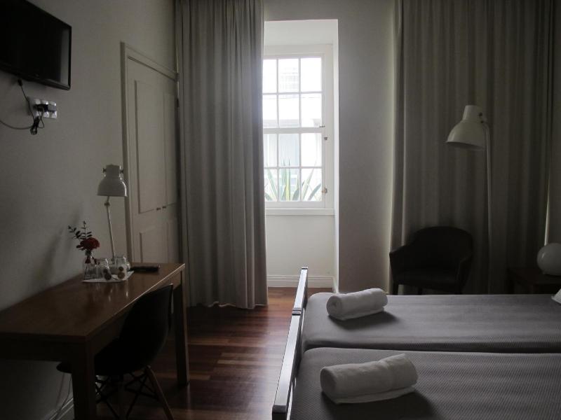 Twin Room with Private Bathroom image 1