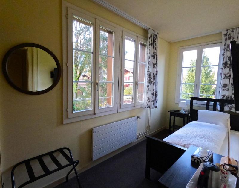 Single Room with Bathroom image 3