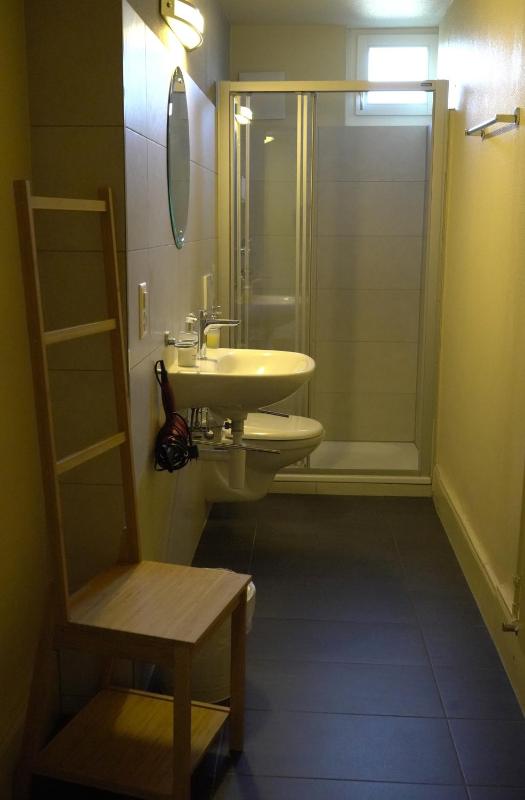 Standard Twin Room with Shared Bathroom image 2