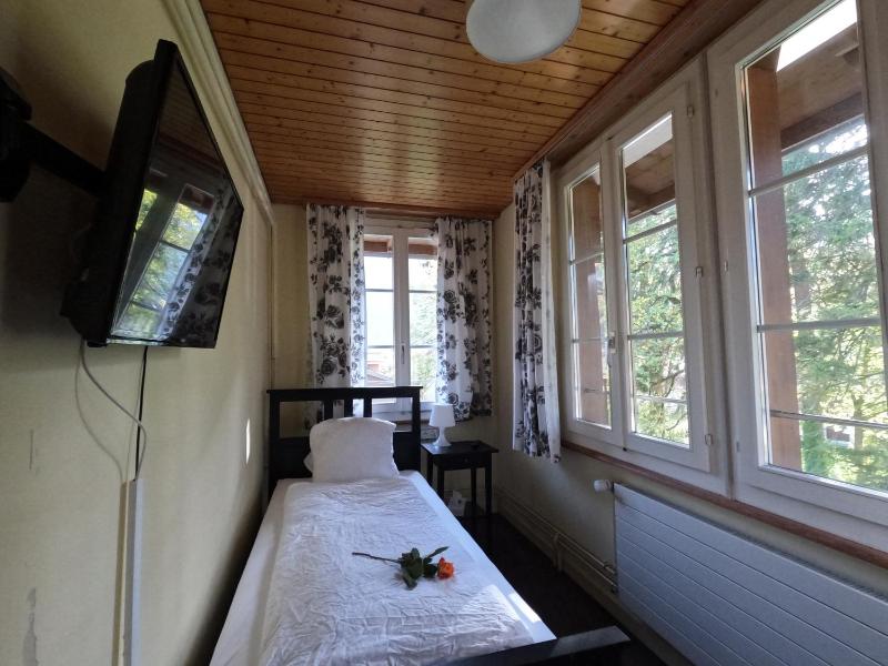 Standard Twin Room with Shared Bathroom image 4