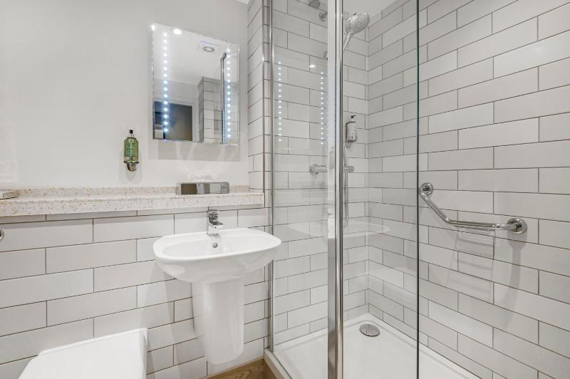 Standard Twin Room image 1
