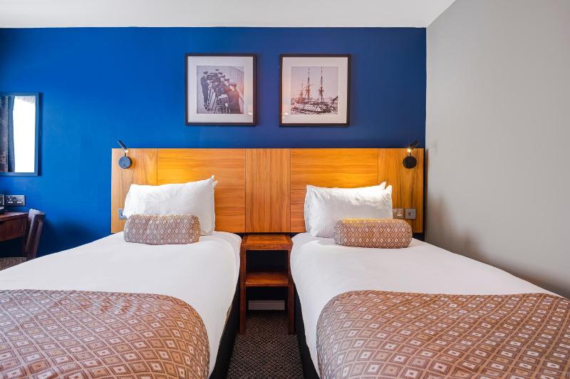 Standard Twin Room image 4