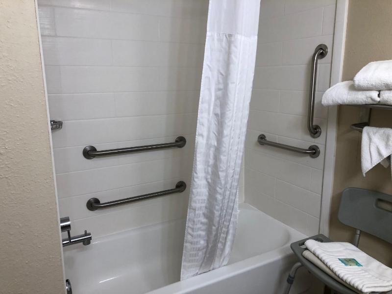 1 King Bed, Mobility Accessible Room, Bathtub w/ Grab Bars, Non-Smoking image 4