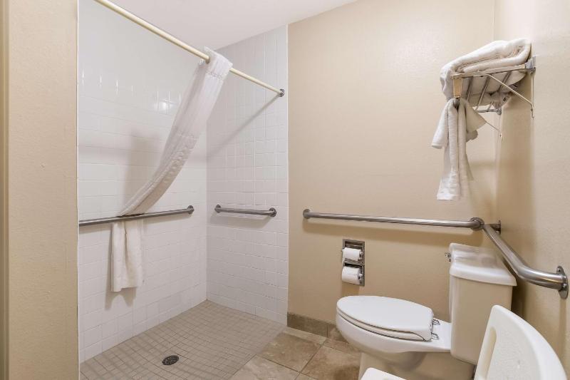 Queen Room - Non-Smoking image 2