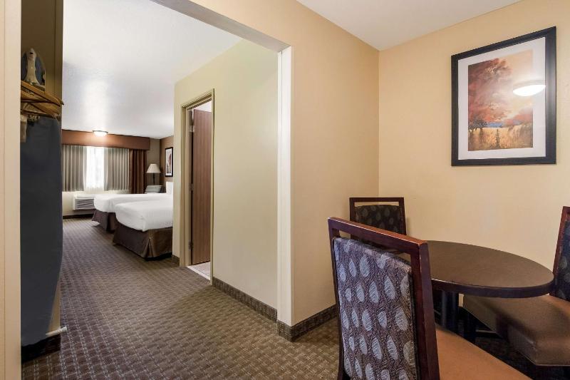 Queen Room with Two Queen Beds - Non-Smoking image 3