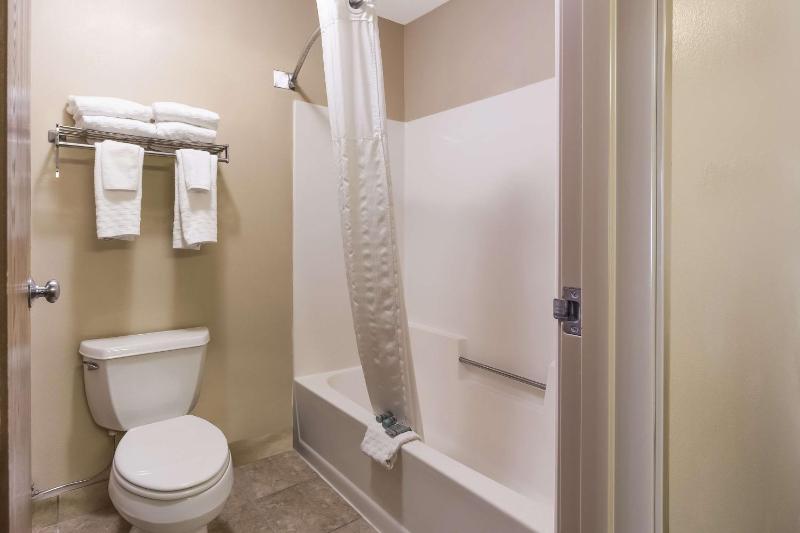 Queen Room with Two Queen Beds - Non-Smoking image 2