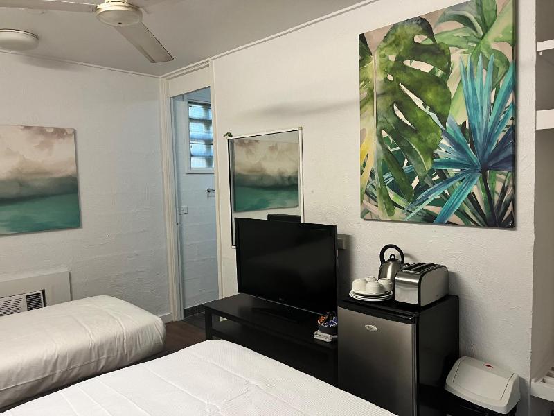 Bungalow Hotel - image 2
