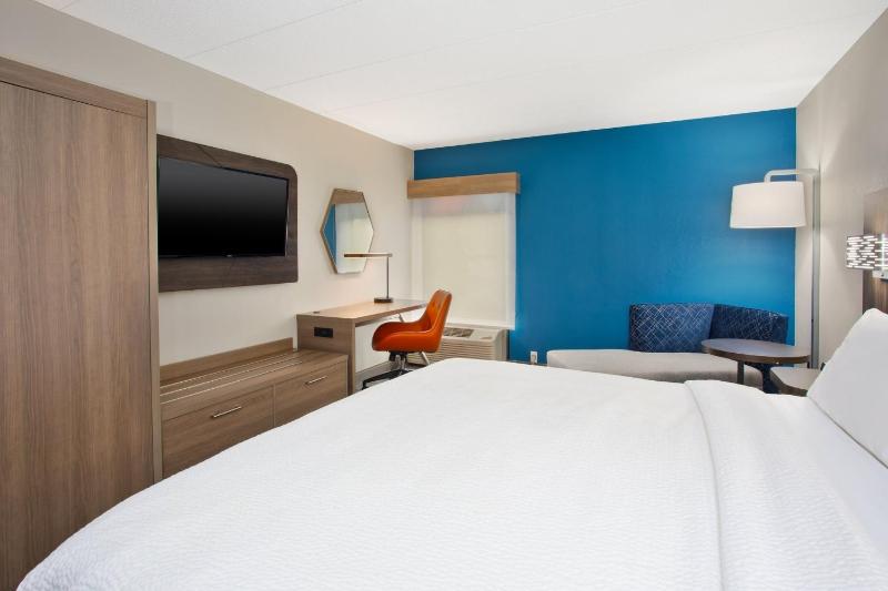 Standard King Room image 3