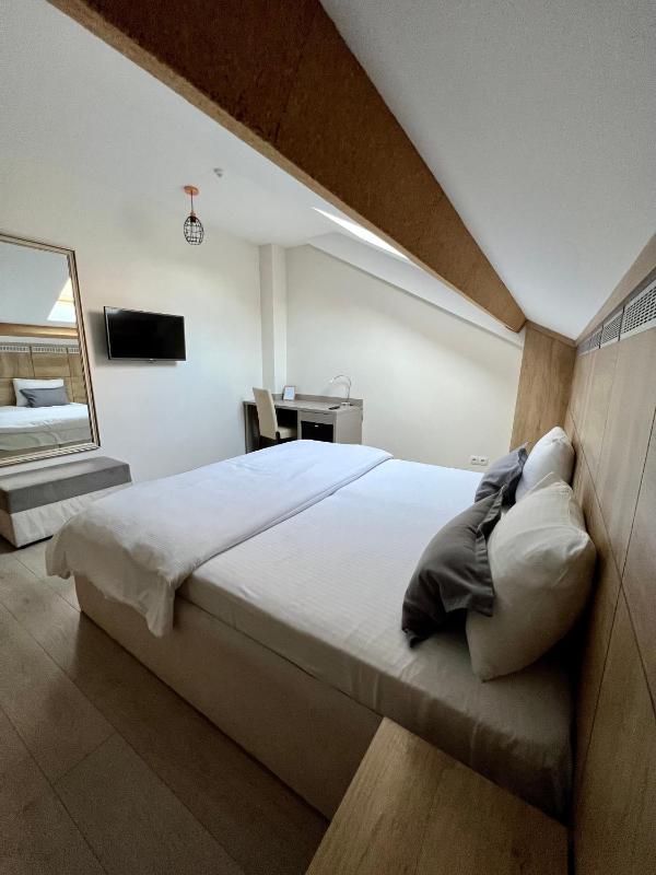 Economy Double Room image 2