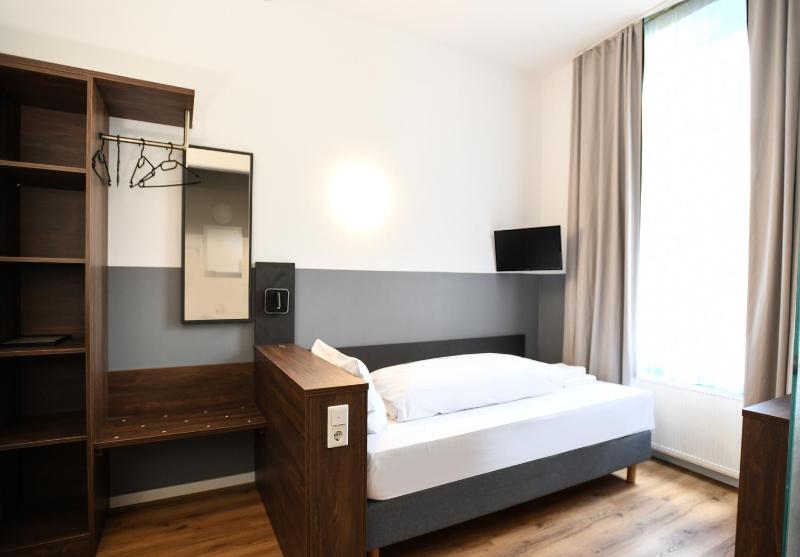 Single Room image 4