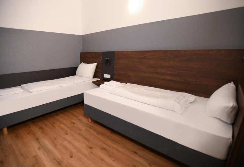 Twin Room image 3