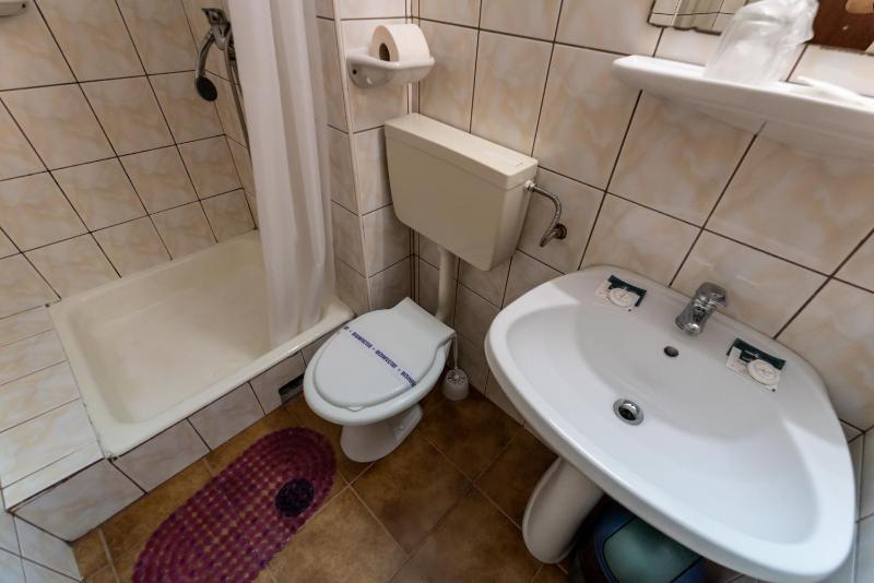 Twin Room with Free Pool Access image 2