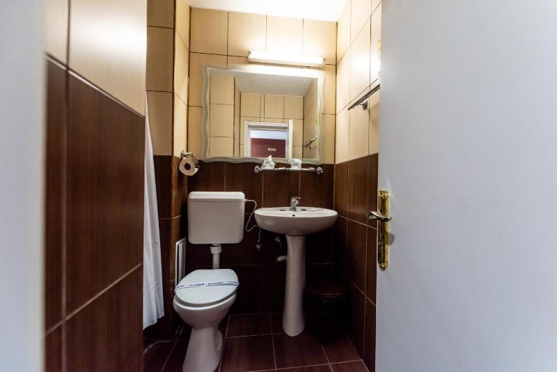 Twin Room with Free Pool Access image 3