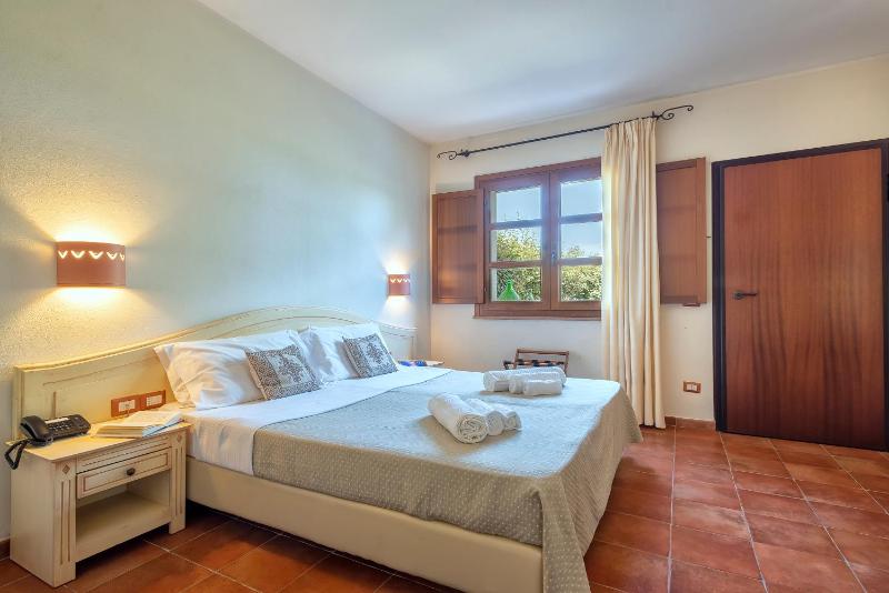 Deluxe Triple Room image 3