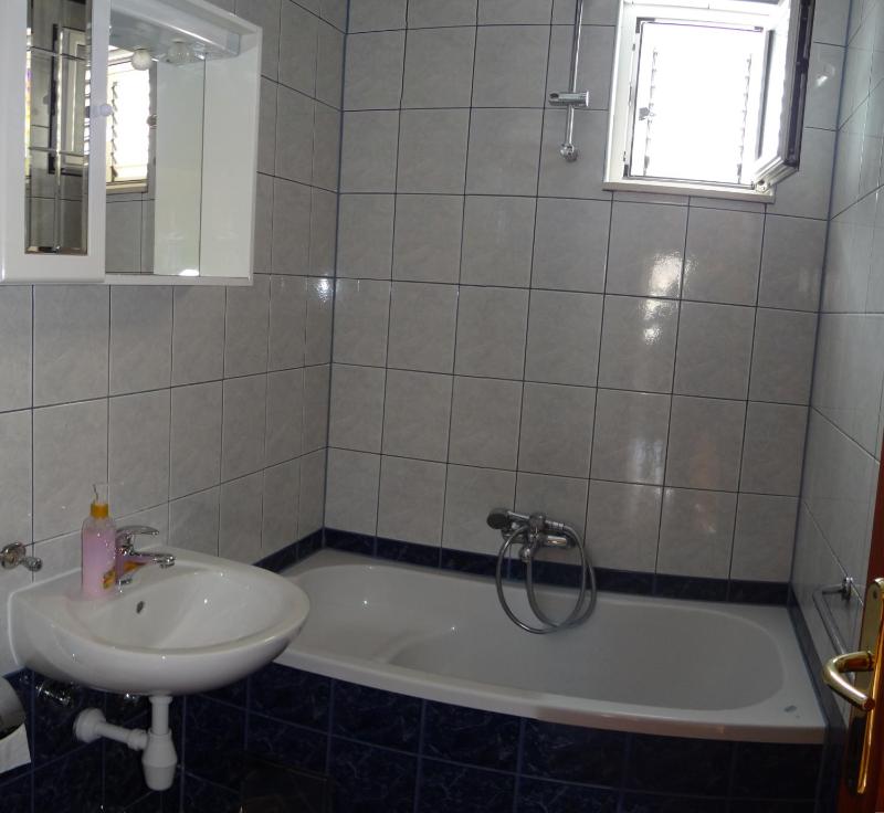 One-Bedroom Apartment with Sea View image 3