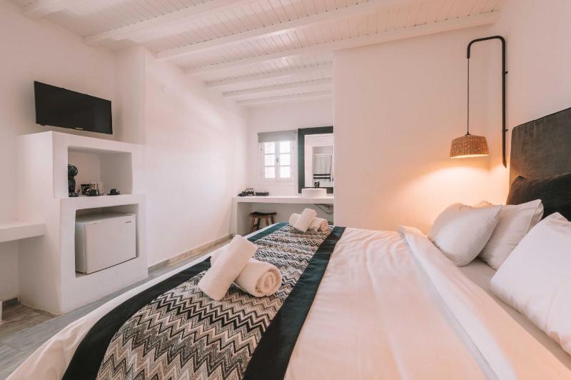 Friends & Family Suite with Surrounding View image 4