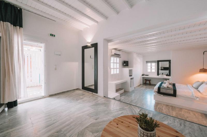 Friends & Family Suite with Surrounding View image 2