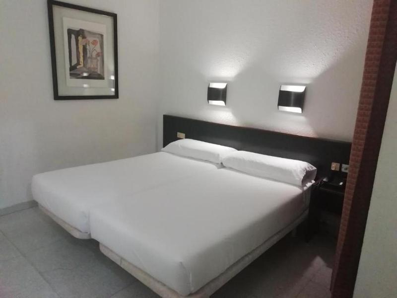 Interior twin room  image 1