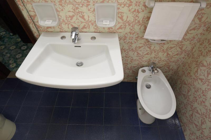Quadruple Room with Sea View image 4