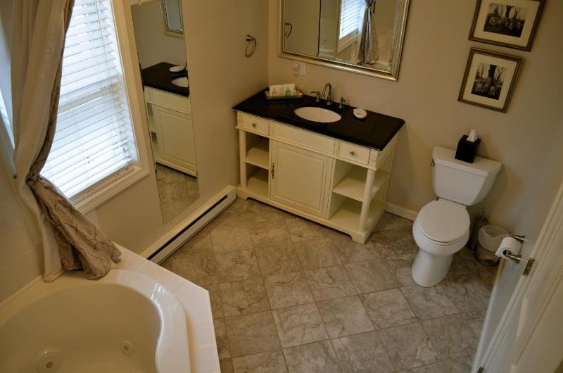 Standard Queen Room With Private bathroom image 3
