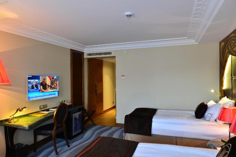 Deluxe Twin Room image 3